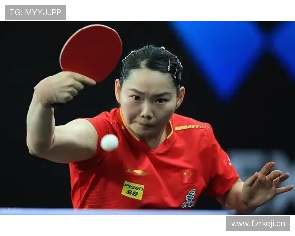 何卓佳一脱下战袍，手上那块表亮得像领奖台，路人完全掉线